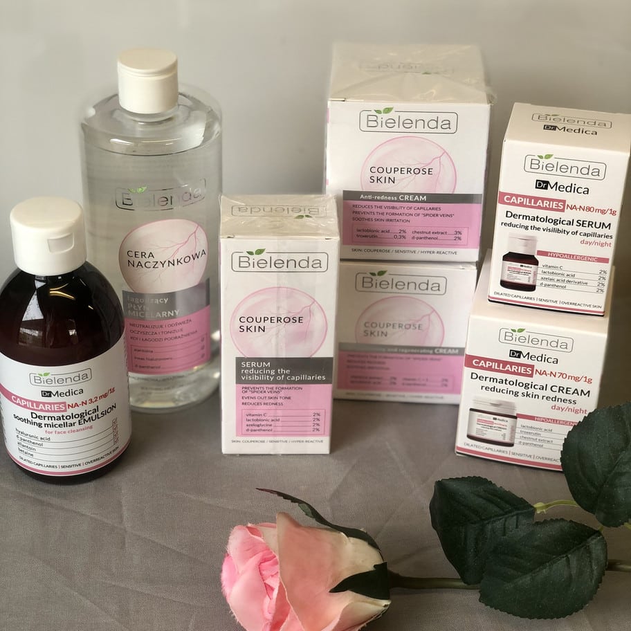 Bielenda Dr Medica Capillaries -tuoteperhe punoitusta vähentävään ihonhoitoon harmaalla taustalla vaaleanpunaisen ruusun kera.