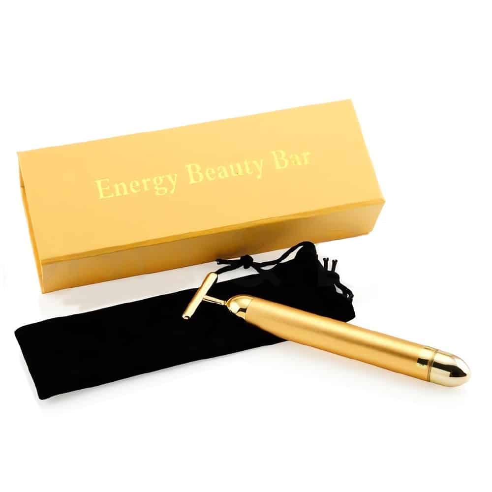 Kiinteytä ja heleytä ihoa ylellisellä 24k Beauty Bar -hierontalaitteella. 6000 värähdystä minuutissa rentouttaa lihakset ja tehostaa seerumin imeytymistä.