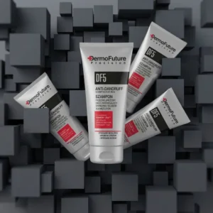 Vaaleanhopeisia DermoFuture Precision DF5 Anti-Dandruff Shampoo for Men -tuubeja aseteltuna pystyyn ja viistosti tummanharmaan geometrisen kuutiotaustan eteen.