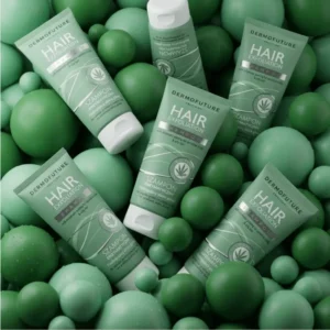 Useita vaaleanvihreitä DermoFuture Precision Hair Exfoliation Shampoo -tuubeja aseteltuna erikokoisten vihreiden pallojen ja kuplien keskelle.