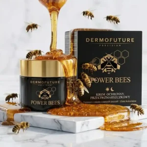 Musta kultakantinen DermoFuture Power Bees kasvovoidepurkki ja tuotepakkaus valkoisella marmorialustalla, jonka päälle valuva paksu kultainen hunaja ja ympärillä lentävät mehiläiset korostavat tuotteen luonnollisia tehoaineita.
