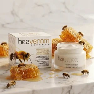 Diet Esthetic Bee Venom Essence anti-age-kasvovoidepakkaus ja avattu voidepurkki marmoritasolla hunajakennojen, valuvan hunajan ja mehiläisten ympäröimänä.