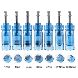 Seitsemän erilaista sinistä Dr. pen Ultima M8S -vaihtoneulaa valkoisella taustalla. Mukana 12-42 neulaiset sekä nanoneulat.