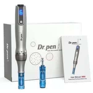 Hopeanvärinen Dr.pen Ultima M8S -mikroneulauskynä digitaalisella näytöllä. Mukana valkoinen tuotepakkaus, vaihtoneula ja ohjekirja.