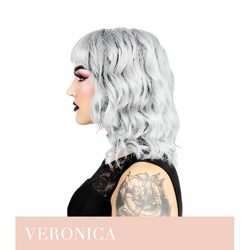 Taita keltaisuus ja luo upea platinanvaalea look. Hoitava