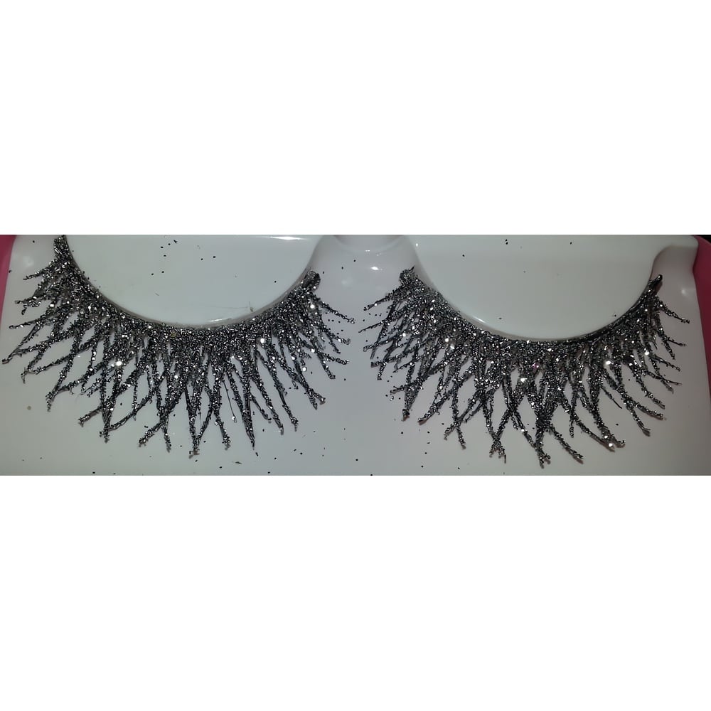 Hohtavat hopeiset glitter-irtoripset tekevät sinusta juhlien kuningattaren! Helppo kiinnitys valmiin liiman ansiosta. Kimalle joka vangitsee valon. Kestävät ja