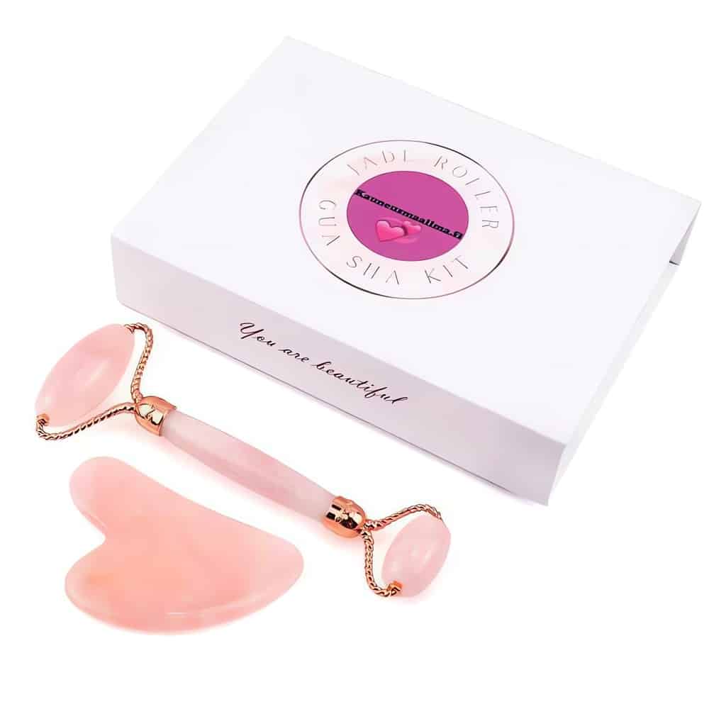 Ylellinen aito ruusukvartsirulla ja Gua Sha -kivi vähentävät turvotusta ja heleyttävät ihoa. Pakattu kauniiseen magneettirasiaan. Sisältää suomenkieliset ohjeet