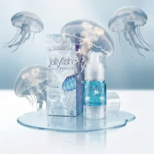 Kirkas Jellyfish Venom Essence -silmänympärysgeelin pumppupullo ja sen valkosininen myyntipakkaus vesimäisellä, heijastavalla alustalla. Tuotteiden ympärillä leijuu useita läpikuultavia meduusoja vaaleansinisenä hohtavassa taustassa, korostaen silmänympärysgeelin sisältämää liftaavaa ja kiinteyttävää meduusauutetta.