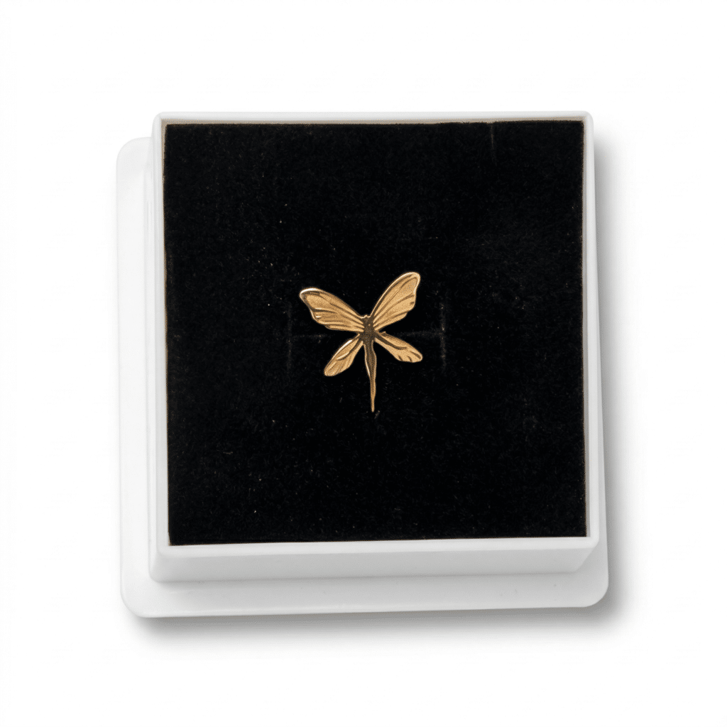 Ylellinen Peggy Sage kynsilävistyskoru (18K kultaa). Keiju-muotoilu tuo kynsiin taianomaista liikettä ja säihkettä. Aito ranskalainen laatu ammattikäyttöön.