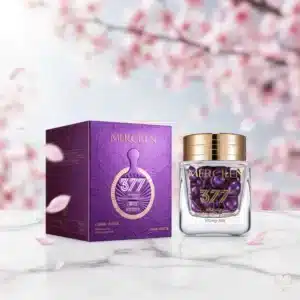 Purppura kultakantinen Mercilen-kasvoöljypurkki, joka on täynnä öljykapseleita, ja kukkakuvioitu purppura pakkaus.