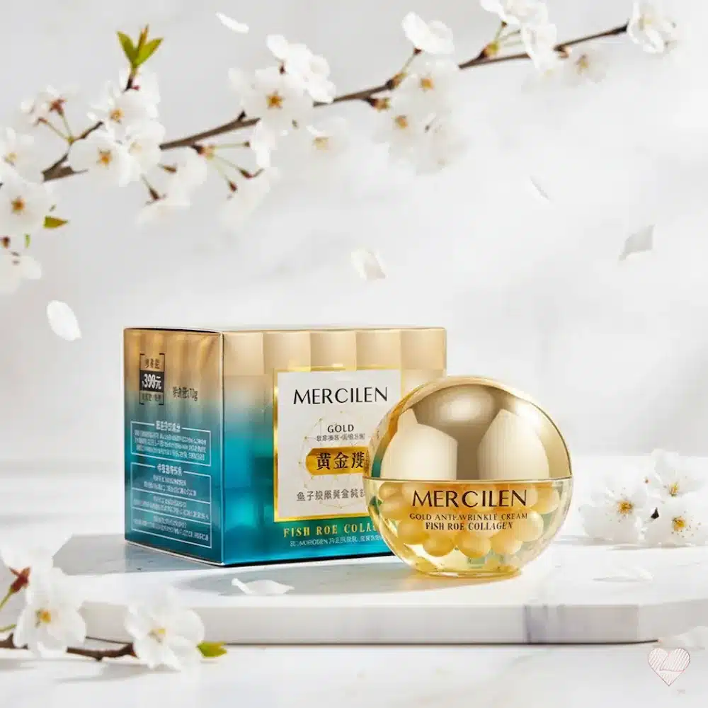 Kulta-sininen pakkaus ja pyöreä Mercilen Caviar & Gold -kasvovoidepurkki, jonka sisällä on kultaisia kaviaarihelmiä.