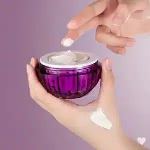 Violetti jalokivimäinen Mercilen-kollageenikasvovoidetölkki kultaisilla yksityiskohdilla ja sen tyylikäs tuotepakkaus.