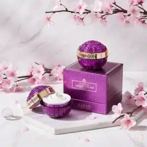 Violetti jalokivimäinen Mercilen-kollageenikasvovoidetölkki kultaisilla yksityiskohdilla ja sen tyylikäs tuotepakkaus.