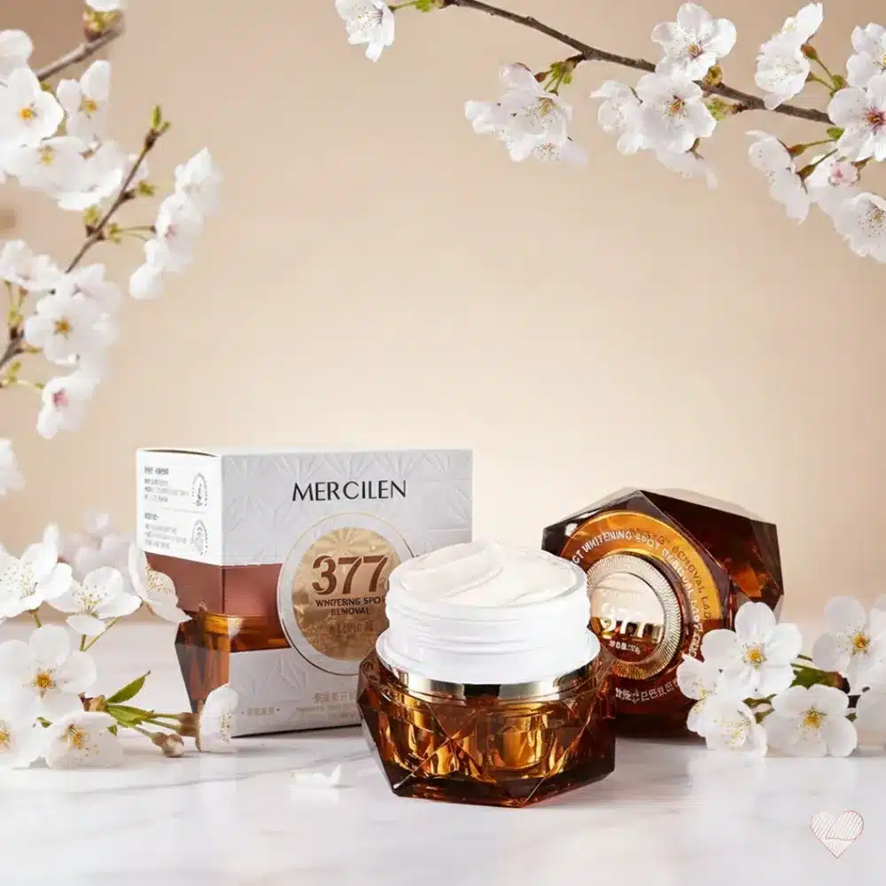 Meripihkan värinen, jalokivimäinen Mercilen-kasvovoidetölkki ja sen valkoinen, kohokuvioitu tuotepakkaus.