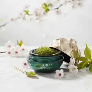 Vihreä Mercilen Merirypäle & Kollageeni -kasvovoidepurkki täynnä vihreitä helmiä, kultainen kansi, lusikka ja pakkaus.