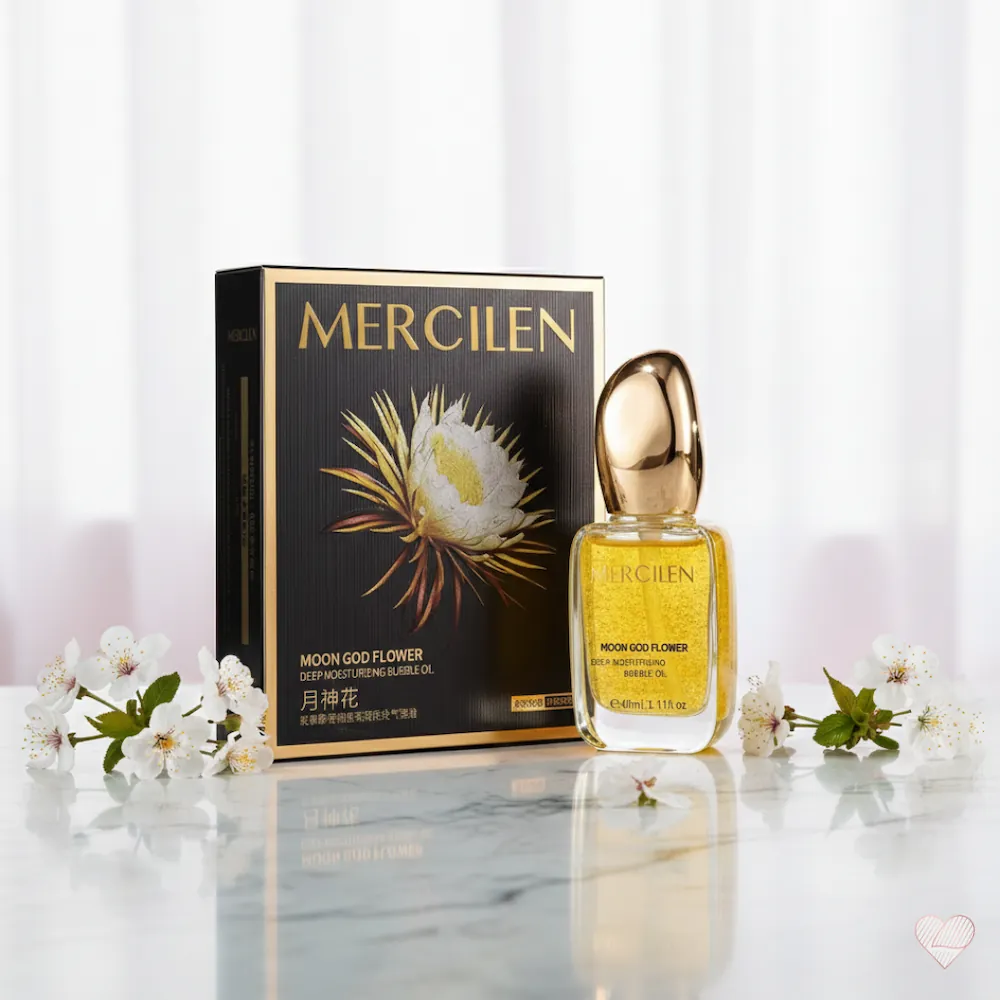 Lasipullo täynnä kultaista Mercilen Moon God Flower -kasvoöljyä ja musta pakkaus, jota koristaa näyttävä valkoinen kukka.