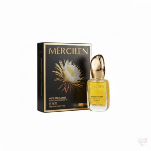 Lasipullo täynnä kultaista Mercilen Moon God Flower -kasvoöljyä ja musta pakkaus, jota koristaa näyttävä valkoinen kukka.