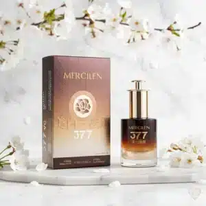 Kosteuttava Mercilen ruusu-hyaluronihapposeerumi liukuvärjätyssä lasipullossa ja ruusukuvioitu pronssinen pakkaus.