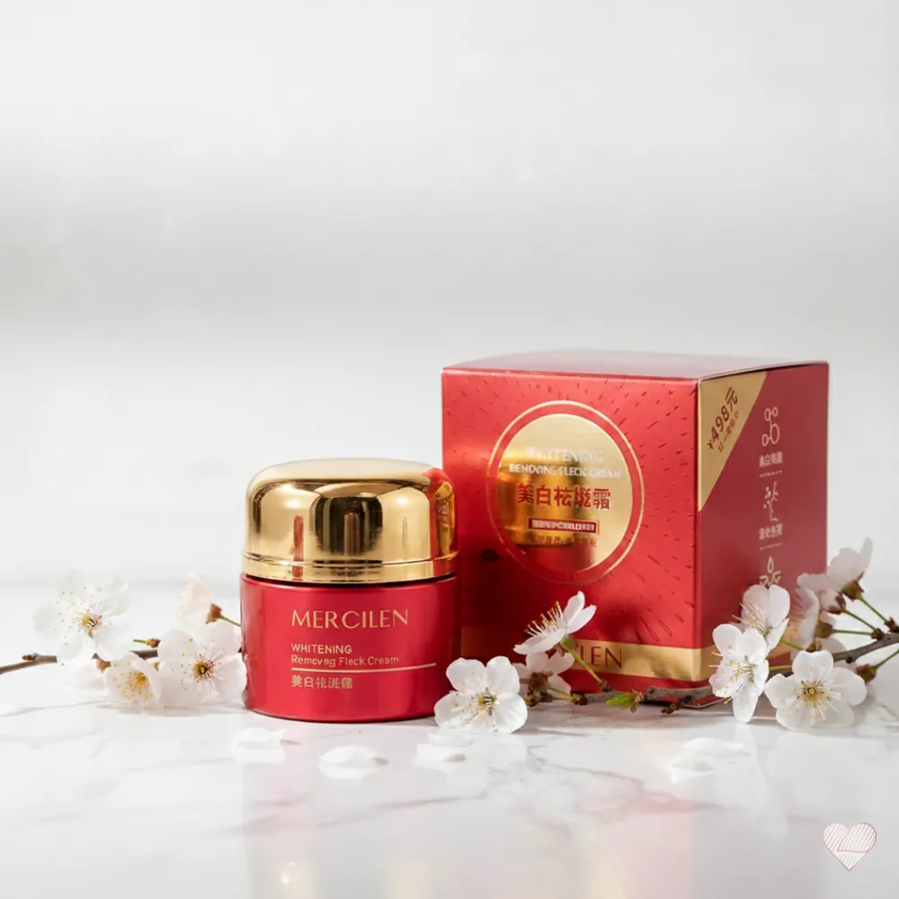 Punainen kultakantinen Mercilen Whitening Cream -kasvovoidepurkki ja pakkaus kirsikankukkien keskellä marmorialustalla.