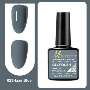 Luo mystinen ja elegantti manikyyri Misscheering Professional -geelilakalla sävyssä Haze Blue. Tämä utuinen savunsininen sävy takaa kestävän ja upean kiillon.