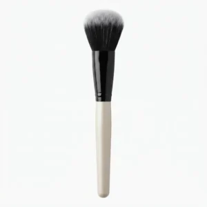 Pystysuorassa aseteltu Paston Makeup Professional -meikkisivellin valkoisella taustalla. Siveltimessä on vaalea helmimäinen varsi, kiiltävä musta metalliholkki ja tuuhea mustavalkoinen harjasosa puuterin ja poskipunan levitykseen.