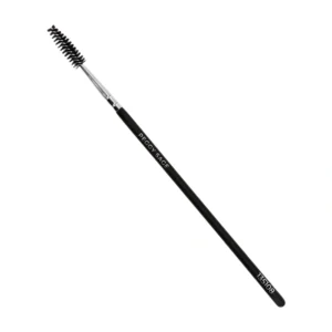 Ammattitason 1.5mm tarkkuusharja ripsien ja kulmien muotoiluun. Erottelee ripset tarkasti