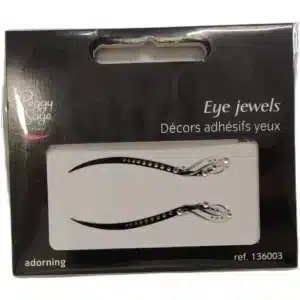 Mustassa pakkauksessa esitellyt itseliimautuvat Peggy Sage Eye Jewels Adorning -silmäkoristeet, joissa on siipimäisesti kaartuva musta rajaus, kimaltavia kirkkaita strasseja ja hopeanhohtoinen kiehkurakuvio.