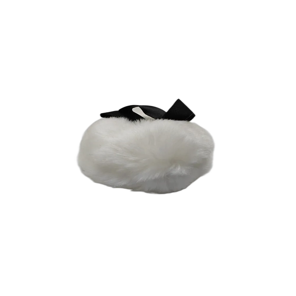 Viimeistele juhlameikki upealla säihkeellä Peggy Sage Glitter Puffilla. Tämä pehmeä vippa levittää hohdepuuterin ja irtokimalteen tasaisesti iholle ja hiuksiin.