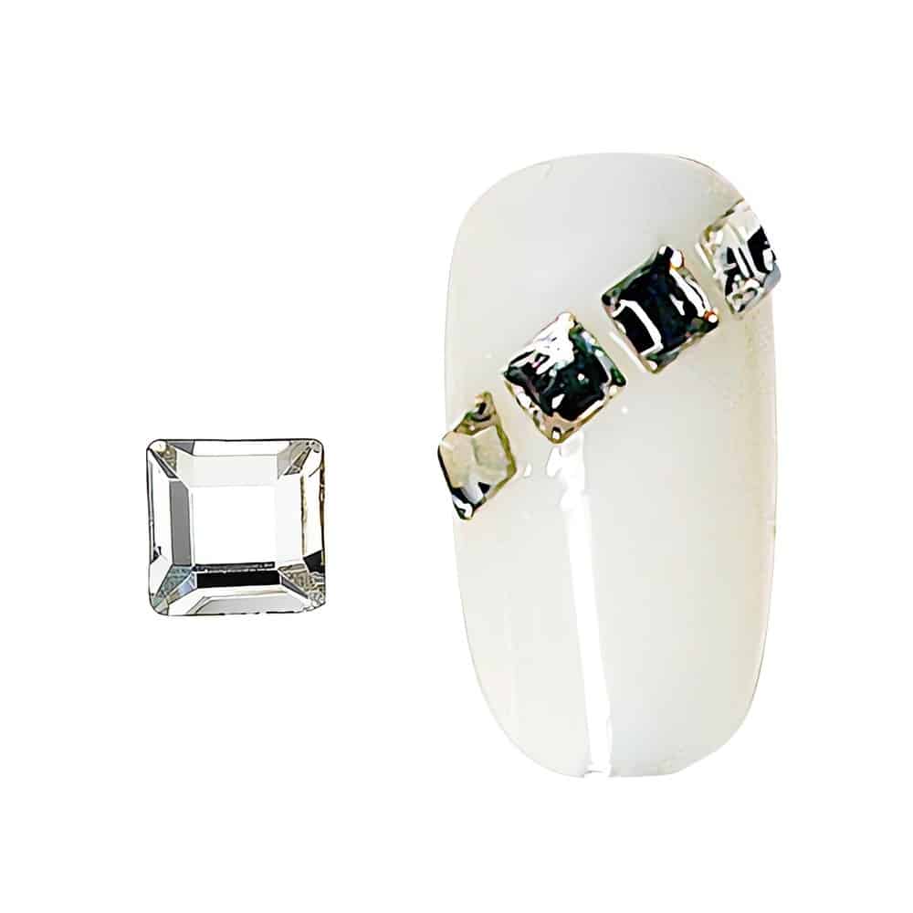 Luo modernia ja graafista kynsitaidetta! Nämä 3mm hopeiset neliöstrassit tuovat selkeälinjaista tyyliä ja näyttävyyttä kynsiisi. Pakkauksessa 20 kpl.