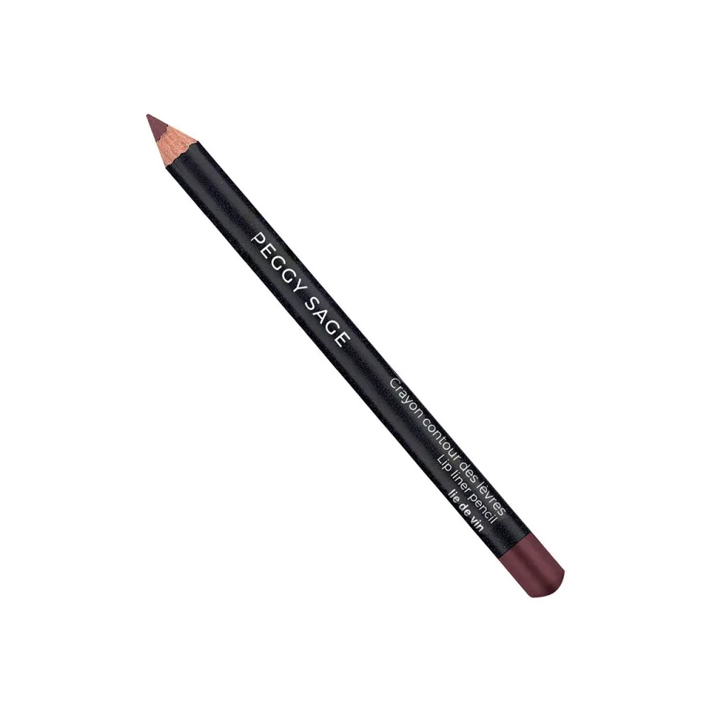 Mustavartinen Peggy Sage Lie de vin -huultenrajauskynä viistosti aseteltuna valkoisella taustalla, päädyssä syvän viininpunainen väriosio.