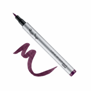 Hopeanvärinen Peggy Sage Lipliner semi-permanent -huultenrajauskynä ja violetti aaltomainen värinäyte puhtaalla valkoisella taustalla. Kynän tarkka huopakärki on esillä ilman korkkia.