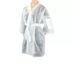 Tarjoa asiakkaillesi ensiluokkainen ja hygieeninen kokemus. Tämä kevyt ja mukava kertakäyttökimono suojaa vaatteita hoitojen aikana. Ihanteellinen spa-