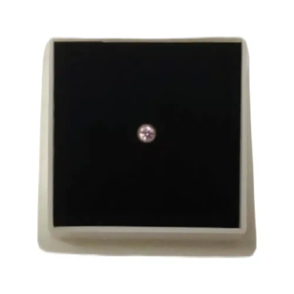 Ylellinen Peggy Sage kynsilävistyskoru (18K kultaa). Vaaleanpunainen zirkoni tuo kynsiin naisellista säihkettä. Aito ranskalainen laatu ammattikäyttöön.