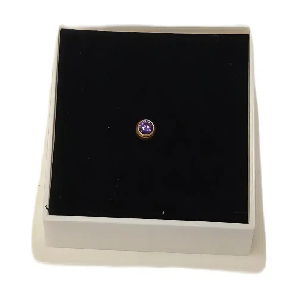 Ylellinen Peggy Sage kynsilävistyskoru (18K kultaa). Violetti ametistizirkoni tuo kynsiin kuninkaallista loistoa. Aito ranskalainen laatu ammattikäyttöön.