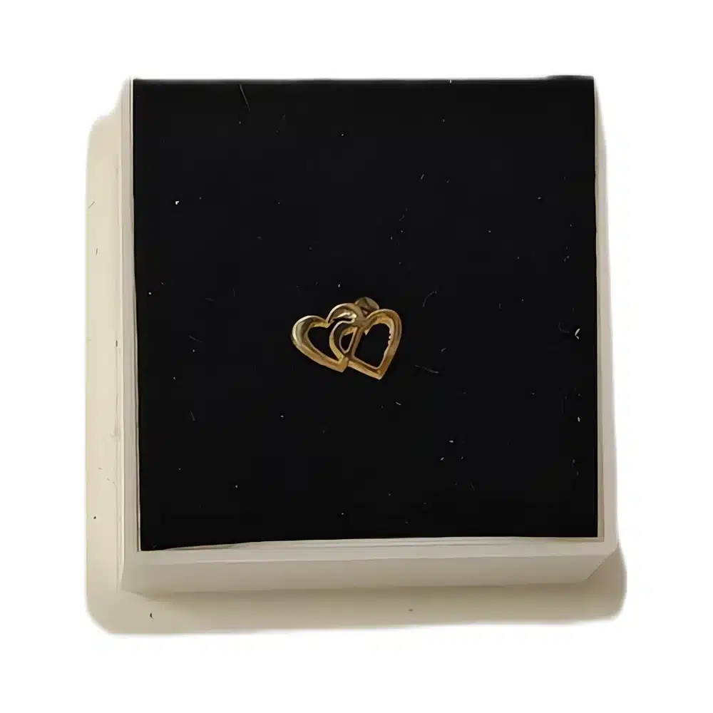 Ylellinen Peggy Sage kynsilävistyskoru (18K kultaa). Kaksoissydän-malli tuo kynsiin romanttista liikettä ja säihkettä. Aito ranskalainen laatu ammattikäyttöön.