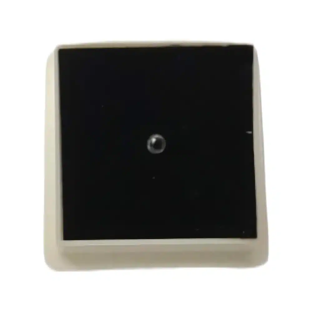 Hopeinen Peggy Sage kynsilävistyskoru (aito hopea). Musta zirkoni tuo kynsiin dramaattista eleganssia ja säihkettä. Ranskalaista laatua ammattikäyttöön.