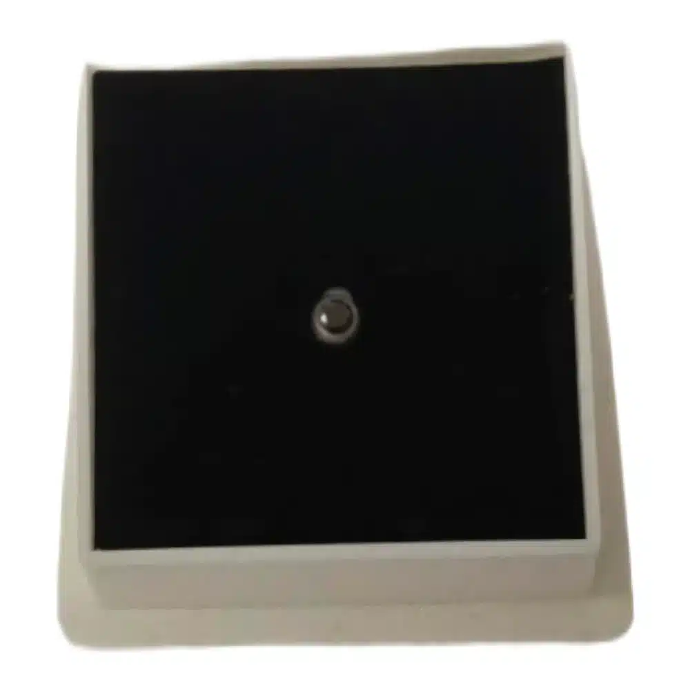 Ylellinen Peggy Sage kynsilävistyskoru (18K kultaa). Musta zirkoni kultakehyksessä luo upeaa kontrastia ja draamaa. Aito ranskalainen laatu ammattikäyttöön.