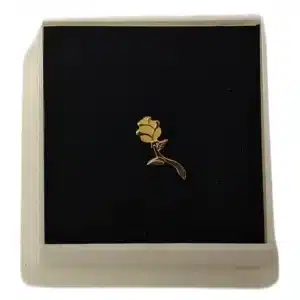 Ylellinen Peggy Sage kynsilävistyskoru (18K kultaa). Klassinen Ruusu-muotoilu tuo kynsiin romanttista eleganssia. Aito ranskalainen laatu ammattikäyttöön