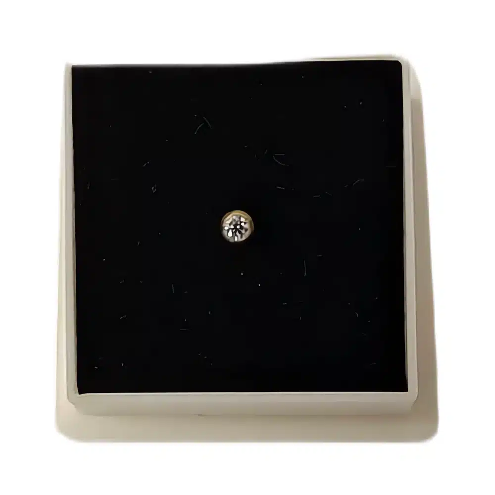 Ylellinen Peggy Sage kynsilävistyskoru (18K kultaa). Kirkas zirkoni tuo kynsiin ajatonta