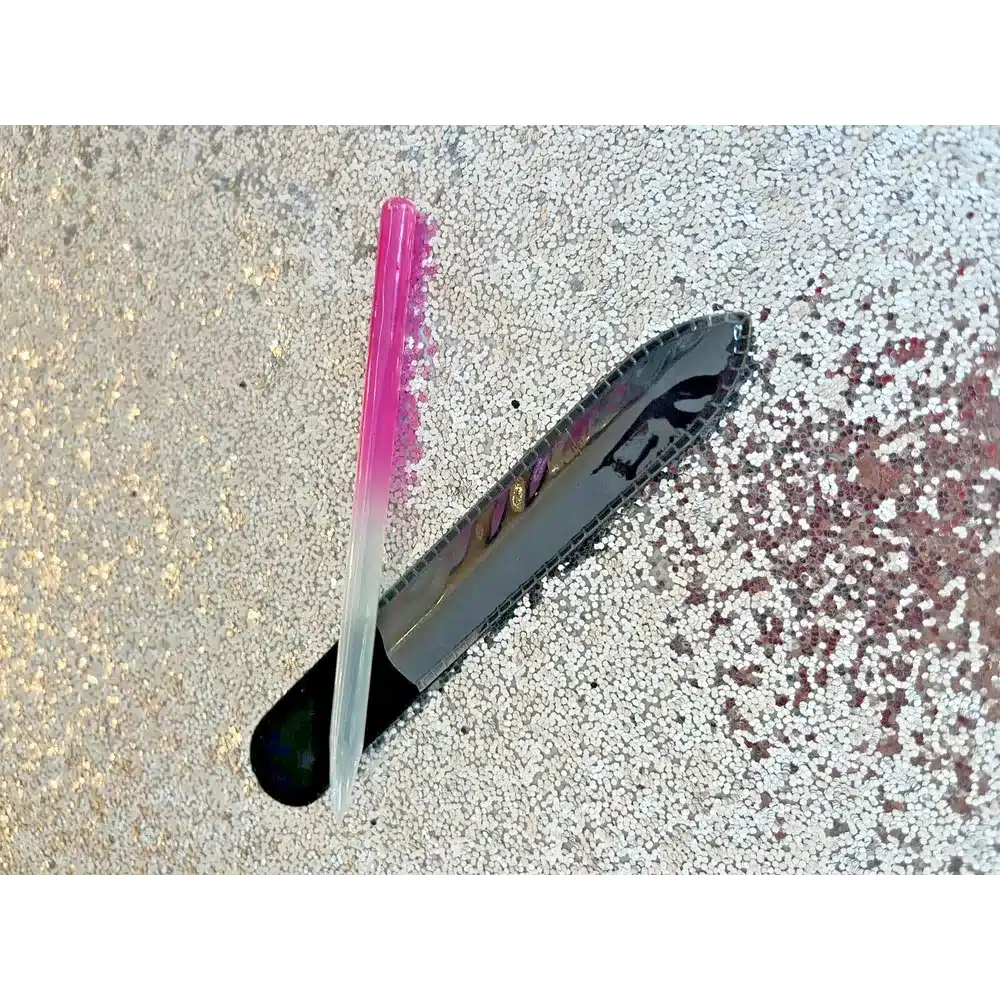 Kestävä lasinen kynsinauhatikku kynsinauhojen hellävaraiseen siistimiseen ja kynsien alusten puhdistukseen. Hygieeninen väline ammattitasoiseen manikyyriin.