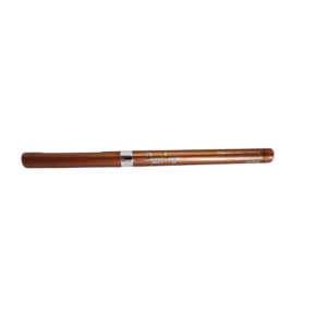 Metallinhohtoinen kuparinsävyinen Peggy Sage Lip Lead Pencil Praline -huultenrajauskynä vaakatasossa valkoista taustaa vasten.