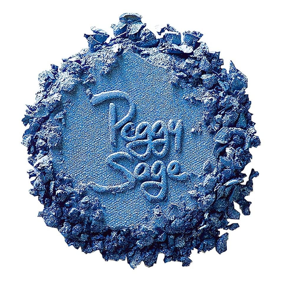 Käännä katseet Peggy Sage Blue Pop -luomivärillä. Sähköisen sininen sävy ja runsas pigmentti tuovat silmämeikkiin upeaa energiaa ja asennetta.