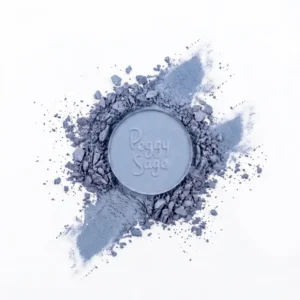 Pyöreä Peggy Sage Lumière mate Bleu Azur -luomivärinappi asetteltuna hienonnetun sinisen puuteripigmentin ja värisivelyn päälle valkoisella taustalla.