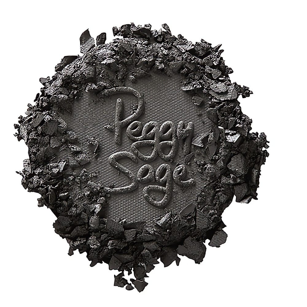 Luo intensiivinen katse Peggy Sage Lumière Noir -luomivärillä. Syvä musta sävy ja hienostunut hohde tekevät iltameikistäsi täydellisen.