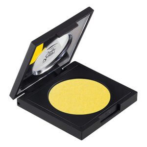 Luo raikas ja valovoimainen katse Peggy Sagen Jaune Deluxe -mattaluomivärillä. Samettisen pehmeä koostumus levittyy helposti ja kestää koko päivän.