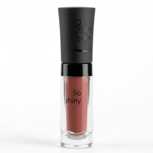 Peggy Sage So Shiny Chic 005 huulikiilto läpinäkyvässä pakkauksessa, jossa näkyy lämmin nudenruskea sävy ja mattamusta korkki Peggy Sage -logolla.