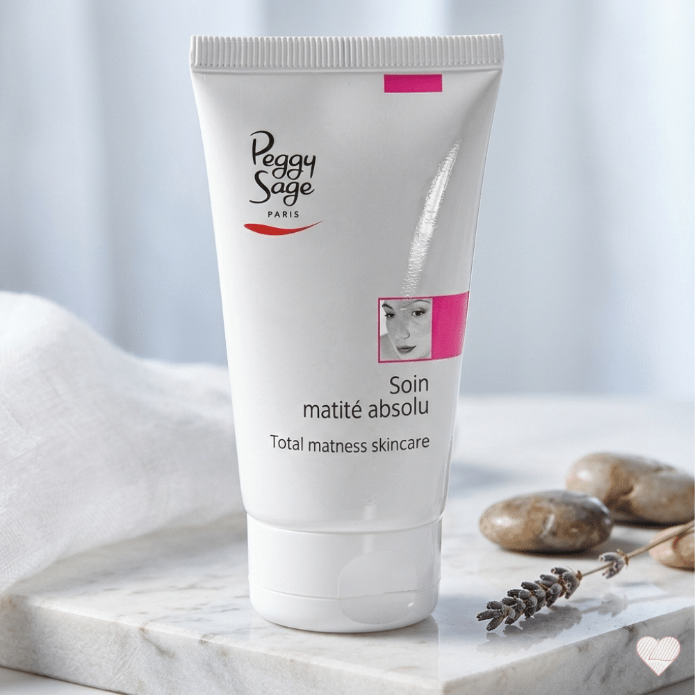 Taistele kiiltävää ihoa vastaan! Tämä kevyt 50ml emulsio antaa välittömän ja pitkäkestoisen "Total Matness" -efektin. Hillitsee talintuotantoa