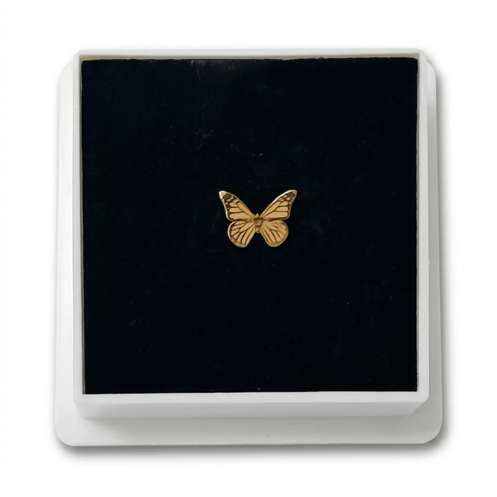 Ylellinen Peggy Sage kynsilävistyskoru (18K kultaa). Perhonen-muotoilu tuo kynsiin ainutlaatuista liikettä ja säihkettä. Aito ranskalainen laatu ammattikäyttöön