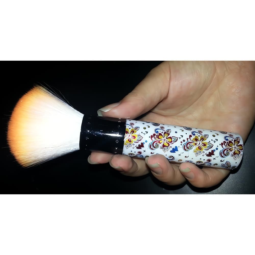 Upea Oranssi-Kukikas meikkisivellin timanttikoristelulla. Erittäin pehmeä pää levittää mineraalimeikin ja puuterin tasaisesti ja hellävaraisesti.