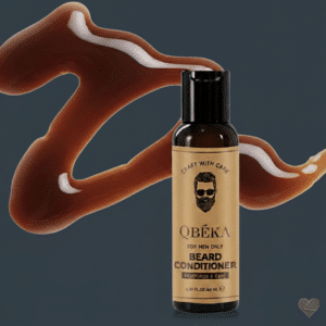 Ruskea QBÉKA-partahoitoainepullo valkoisella taustalla. Kullanvärisessä etiketissä on mustalla parrakkaan miehen kasvokuva.